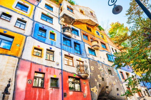 Az ötödik bőr: Hundertwasser az építészettől az ékszerig