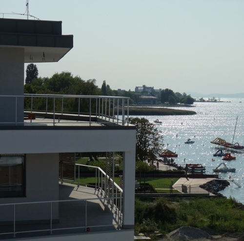 Ömlik a pénz a Balatonra