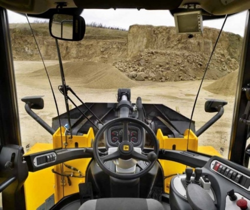 A JCB 50 millió fontot fektet be