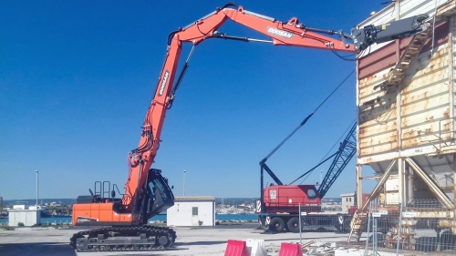 Bemutatkozott az új Doosan bontó kotró