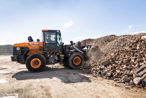 Megérkezett a Doosan DL-7 homlokrakodó család utolsó tagja