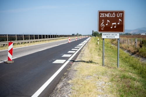 Zenélő út