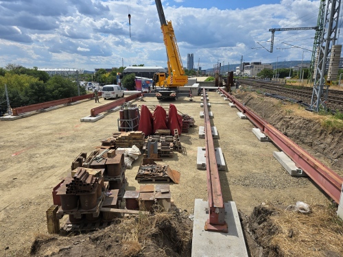 Munkaterületen a Gubacsi út feletti vasúti híd elemei