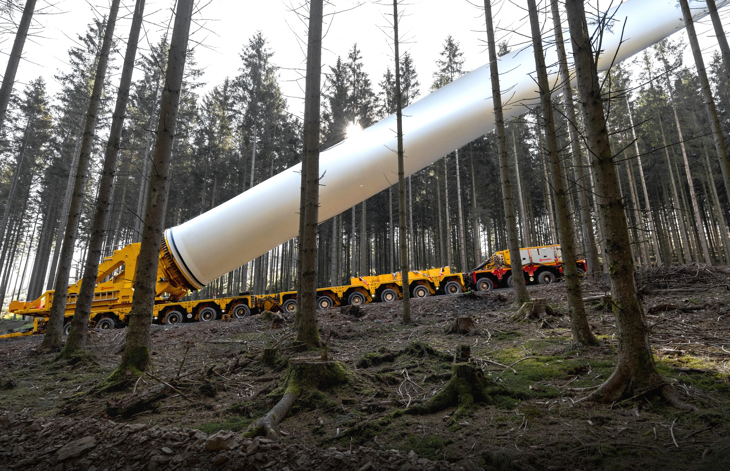 Meredek emelkedők is nehezítik a munkát: a szélerőműparkon belül akár 16%-os lejtőket is le kell küzdeni, ami komoly kihívást jelent mind az eszközök, mind az üzemeltetők számára.